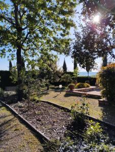 un jardín con árboles y flores en un parque en Rocca degli Olivi, en San Gimignano