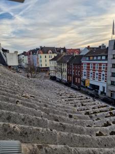 - une vue sur la ville depuis le haut des escaliers dans l'établissement Schlafgut24 2, à Dortmund