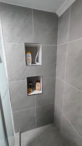 a bathroom with a shower with soap and toiletries at Policarpo-centro in Torrevieja