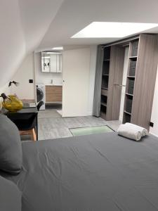 a bedroom with a bed and a desk in a room at Joli duplex in Colombes