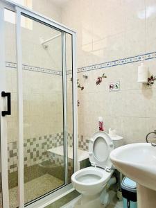 La salle de bains est pourvue d'une douche, de toilettes et d'un lavabo. dans l'établissement Casa BB&Djassi, à Ponta do Sol