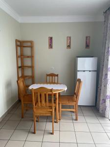 cocina con mesa, sillas y nevera en Jurajka en Żarki
