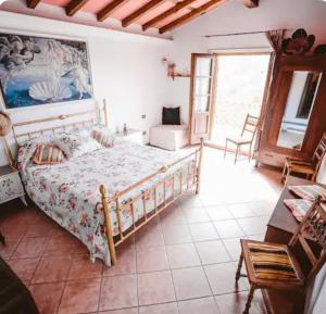 1 dormitorio con 1 cama y sala de estar en Villa Oscar con piscina e palestra, en Camaiore