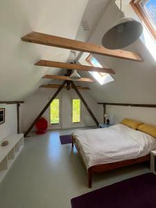 ein Schlafzimmer mit einem Bett und einer Gewölbedecke in der Unterkunft Remise an der Rennbahn in Hoppegarten
