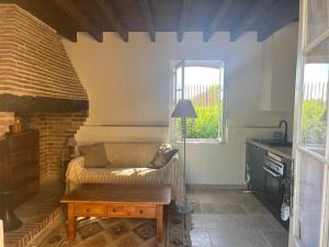 ein Wohnzimmer mit einem Tisch und einem Fenster in der Unterkunft Charmante petite maison avec piscine in Monguillem