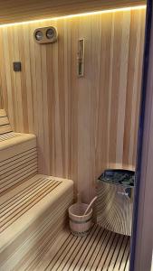 a small room with two beds and a bucket at Apartment Aura Spa Wesel in Wesel