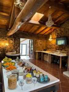 uma cozinha com uma mesa com comida em Quinta do Nobre em Marialva