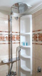 una doccia con mensola in vetro in bagno di Calm & Comfortable Studio: Central Kalamaria, Walk to the Sea + On-site Parking a Salonicco