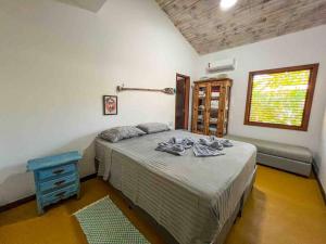 Un dormitorio con una cama grande y una ventana en Casa do Lord - Natú en Mata de Sao Joao