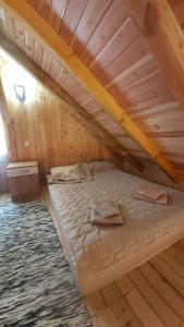 Ένα ή περισσότερα κρεβάτια σε δωμάτιο στο Vikendica Monte