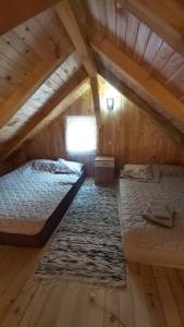 2 Betten in einem Zimmer mit Dachgeschoss in der Unterkunft Vikendica Monte in Ledinci
