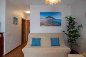 サン・ホセにあるEl Velero Curry Junto Paseo Maritimoのリビングルーム(白いソファ、青い枕付)