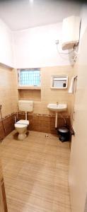łazienka z toaletą i umywalką w obiekcie Black Pepper Cottage Yercaud w mieście Yercaud
