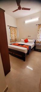 Postel nebo postele na pokoji v ubytování Black Pepper Cottage Yercaud