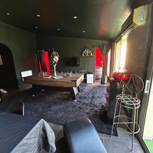 - un salon avec une table dans une pièce dans l'établissement Loft 80m2 avec sauna, spa, table de massage et billard, à Milhaud