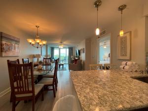 uma cozinha e sala de jantar com mesa e cadeiras em The Horizon at 77th em Myrtle Beach