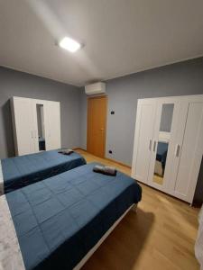 - une chambre avec 2 lits et des placards dans l'établissement Nico's Home - Rho Fiera Milano, à Pero