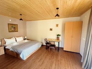 sypialnia z łóżkiem i stołem w obiekcie Mountain View w mieście Lagodekhi