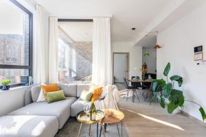 sala de estar con sofá y mesa en Deluxe apartment suite with terrace, en Amberes
