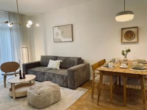 科希策的住宿－Apartment Kasarenske namestie，客厅配有沙发和桌子