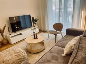 科希策的住宿－Apartment Kasarenske namestie，带沙发和电视的客厅