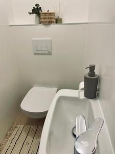 Ett badrum på Apartment Kasarenske namestie