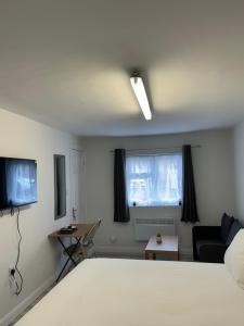 ein Schlafzimmer mit einem Bett und ein Wohnzimmer in der Unterkunft Posh Executive Studio London in Thamesmead