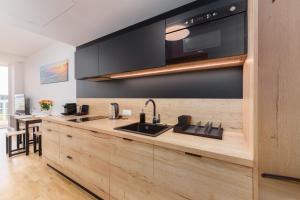 a kitchen with a sink and a microwave at Apartament Prywatny Seaside Park 649 in Kołobrzeg
