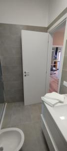 Un baño con un inodoro blanco y un lavabo. en Glamour suite, en Monopoli 15 fotos más