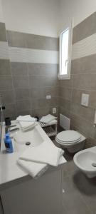 モノーポリにあるGlamour suiteのバスルーム(白い洗面台、トイレ付)