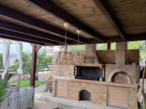 Una cocina al aire libre con horno de piedra en un patio. en Golden View, en Agia Pelagia