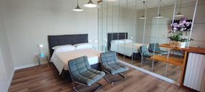 モノーポリにあるGlamour suiteのベッドルーム1室(ベッド1台、テーブル、椅子付)