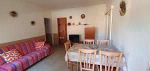 a living room with a table and a couch at Apartament Roqueta in Palamós