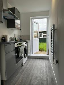 una cocina con una puerta que da a un patio en Posh Executive Studio London, en Thamesmead