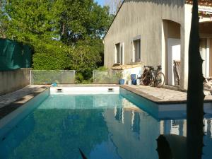 Bazén v ubytování Chambre privee dans villa avec piscine en Petite Camargue nebo v jeho okolí