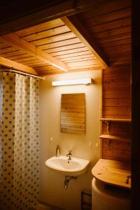 uma casa de banho com um lavatório e um WC em Vinje Camping em Geiranger