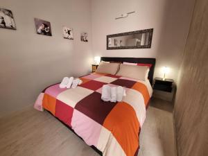 ein Schlafzimmer mit einem großen Bett mit zwei Kissen in der Unterkunft Cà Fiamma 2 in Casale Monferrato