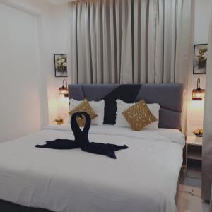 Pool facing luxury 1bhk near Calangute,baga beach客房内的一张或多张床位