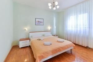 1 dormitorio con cama grande y ventana grande en Apartment Insula en Kožino