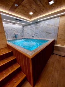 una gran bañera de hidromasaje en una habitación en NEO Apartman en Zlatibor