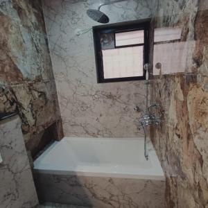 Pool facing luxury 1bhk near Calangute,baga beach的一间浴室