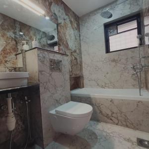 Pool facing luxury 1bhk near Calangute,baga beach的一间浴室