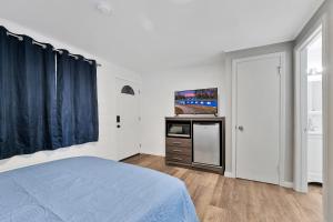 霍頓湖的住宿－2 Queen Beds - Room 2，一间卧室配有一张床和一台电视