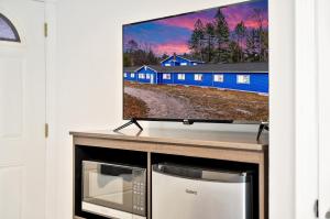 霍頓湖的住宿－2 Queen Beds - Room 2，电视架上配有平面电视