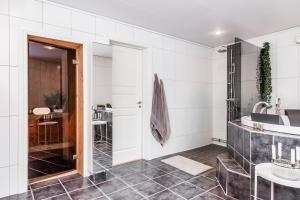 ein Bad mit einem Waschbecken und einer Dusche in der Unterkunft Gästezimmer in Yggenäs Ekshärad in Ekshärad
