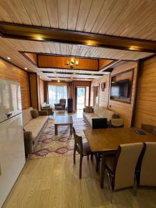 ein Wohnzimmer mit einem Tisch und einem Sofa in der Unterkunft Falay pansiyon in Uzungöl