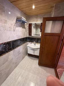 a bathroom with a sink and a mirror at Falay pansiyon in Uzungöl