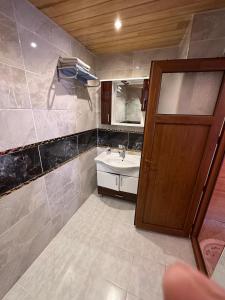 un baño con lavabo y espejo en Falay pansiyon, en Uzungöl