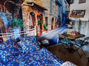 a living room with a couch in the middle of a street at Les chambres de la casa d'Elena in Cholet