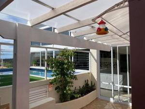 une maison avec vue sur la piscine dans l'établissement chalé charmoso - Mairinque, à Mairinque